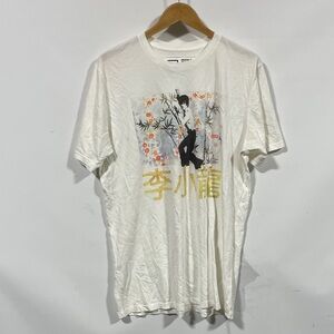 RO White Short-Sleeve Graphic Tee with Asian-Inspired Print